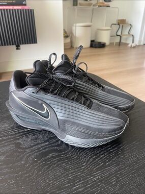 Nike Men’s Black Athletic Zoom Running Shoes with Silver Swoosh